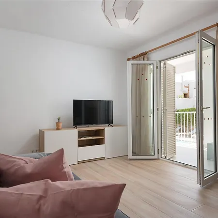 Apartment Sunset By The Sea With Pool, Ac, Bbq, Wifi In